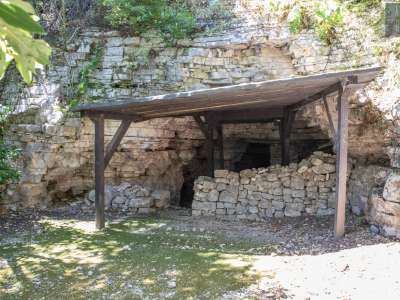 ...arriviamo in una zona pianeggiante dove ad accoglierci si trova una costruzione in legno che protegge l�accesso a una cavit�